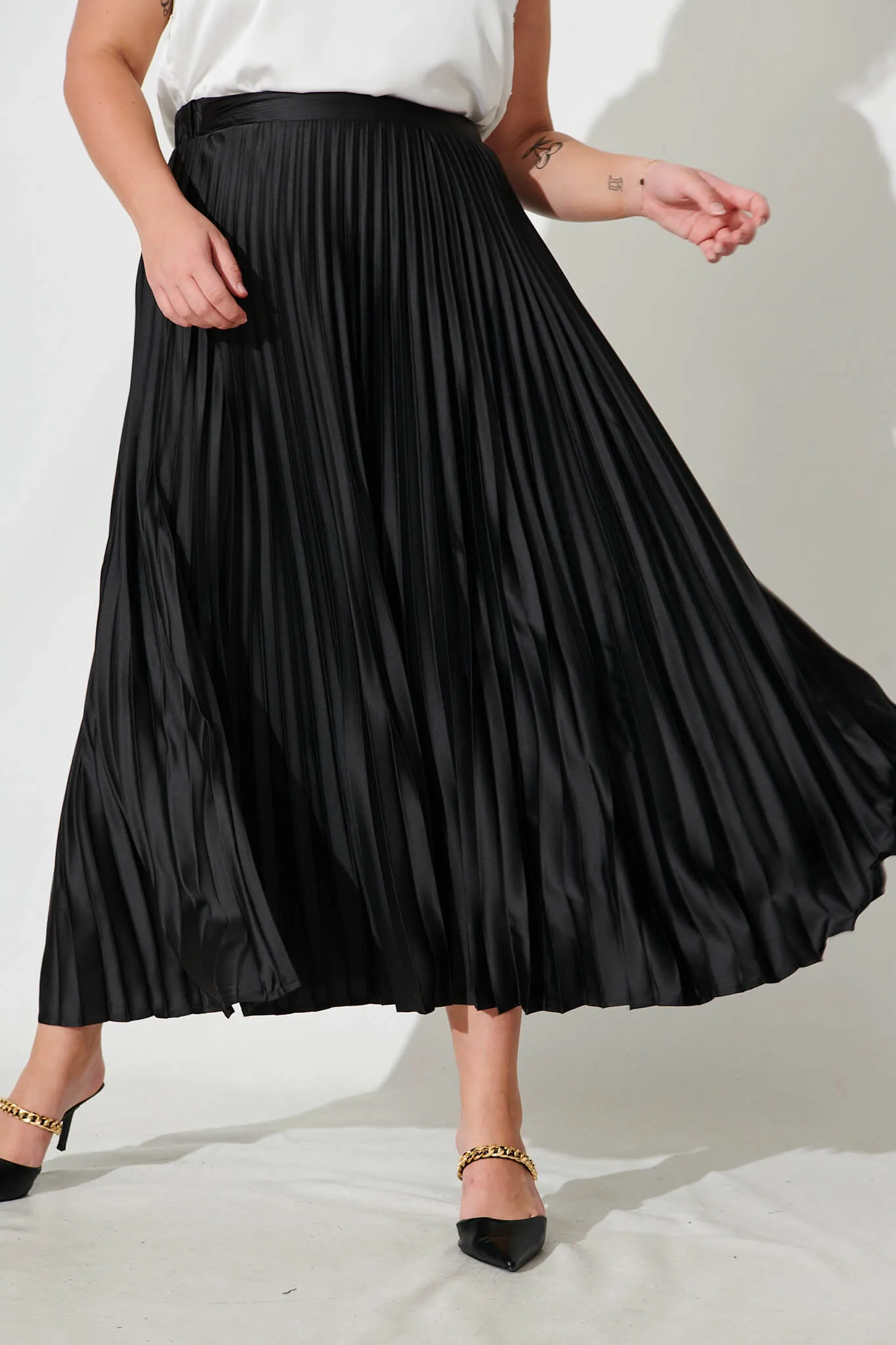 Allison Midi Pleat Skirt In Black Satin