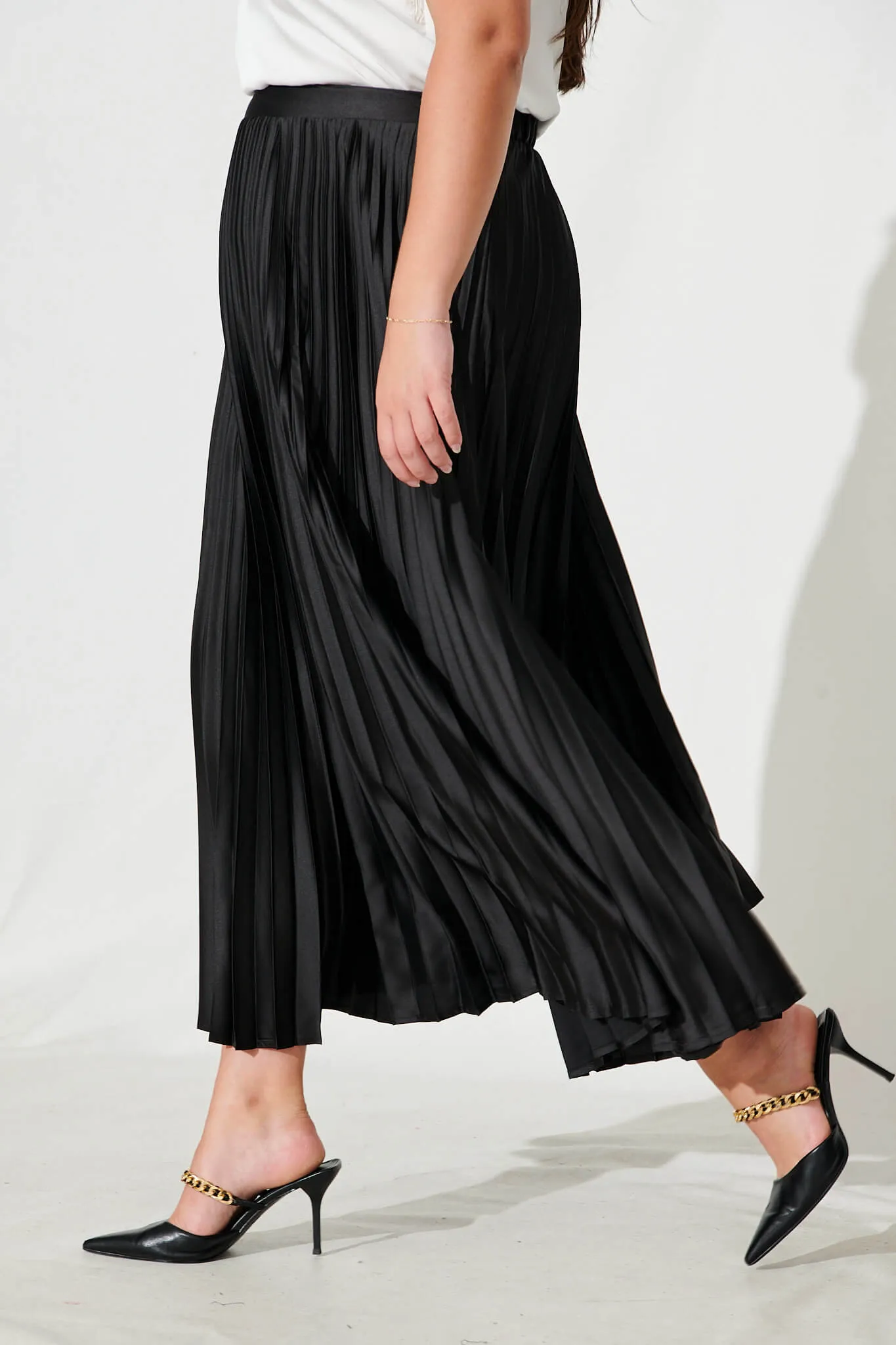 Allison Midi Pleat Skirt In Black Satin